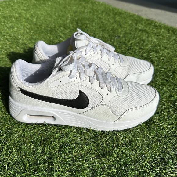 Nike White and Black Athletic Shoes - Picture 1 of 8